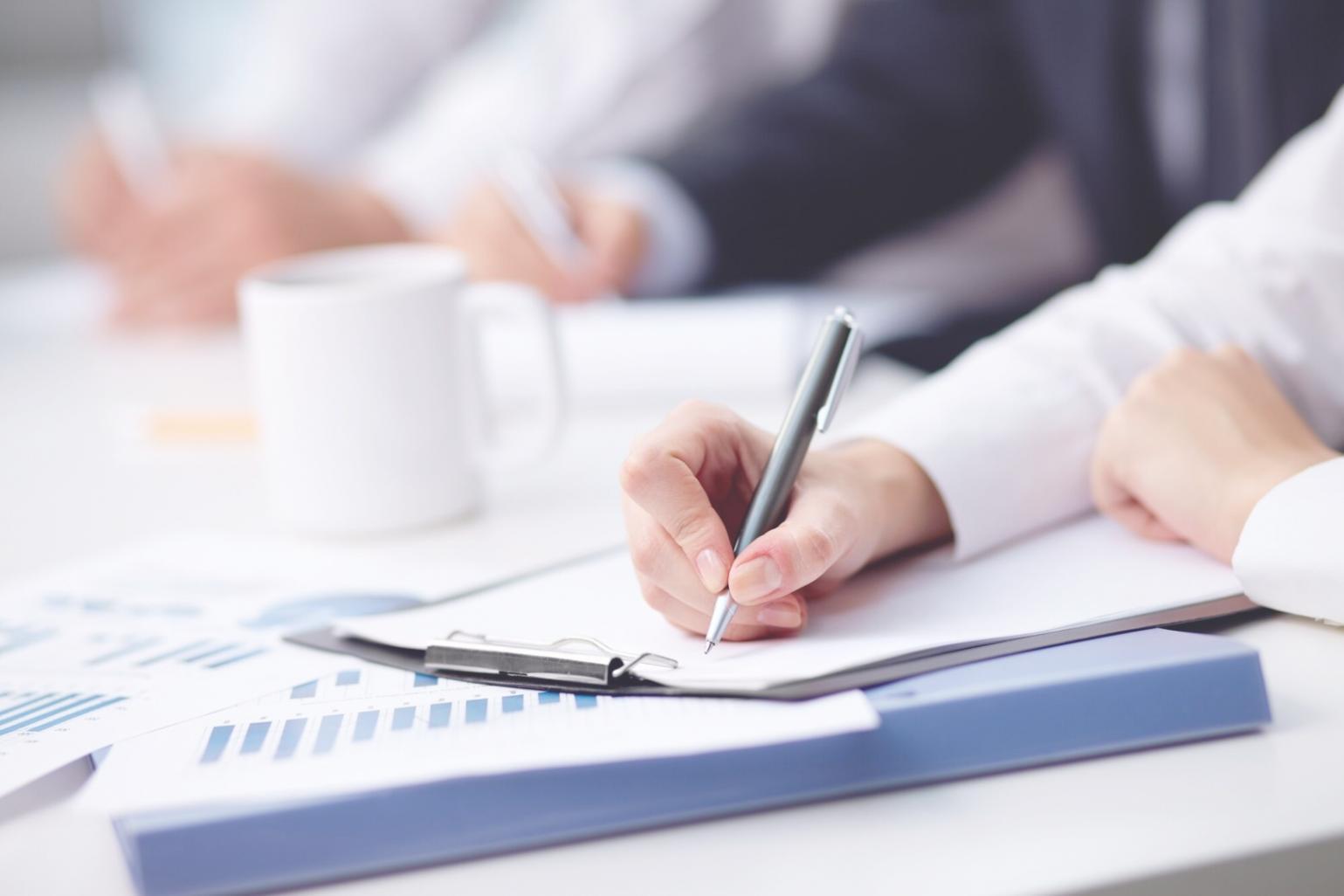 Séance de formation en investissement avec participants attentifs